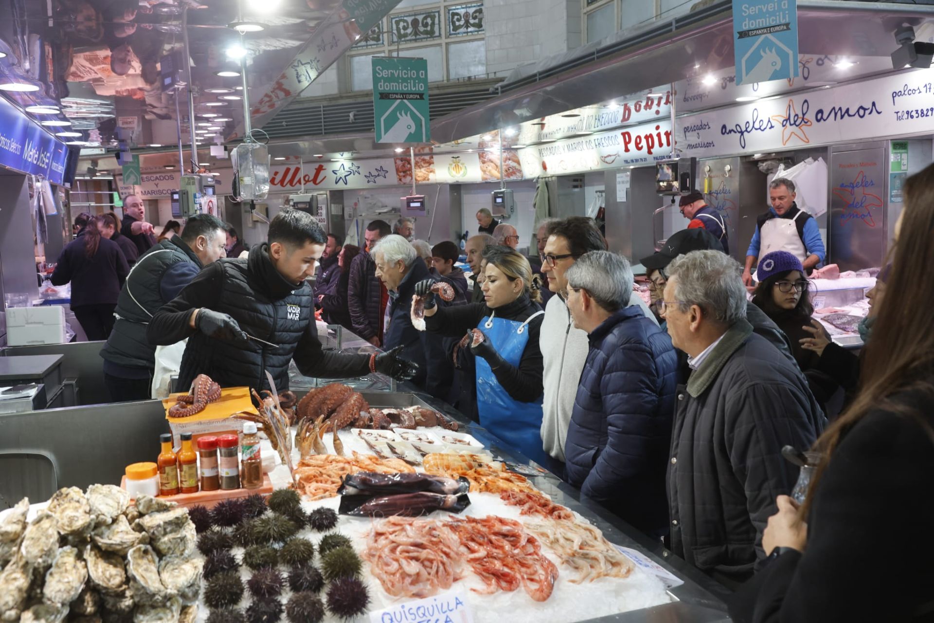 FOTOS | El Mercado Central abarrotado de clientes en vísperas de Navidad