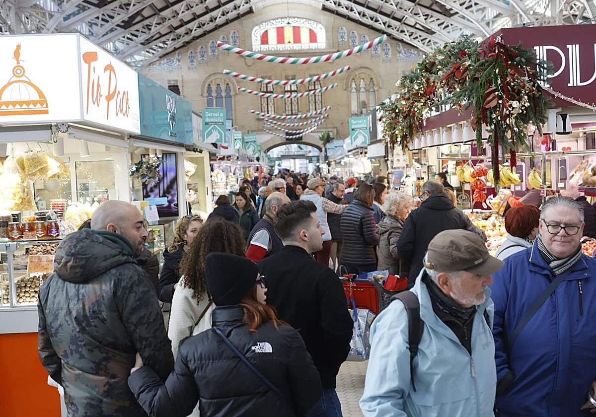 FOTOS | El Mercado Central abarrotado de clientes en vísperas de Navidad