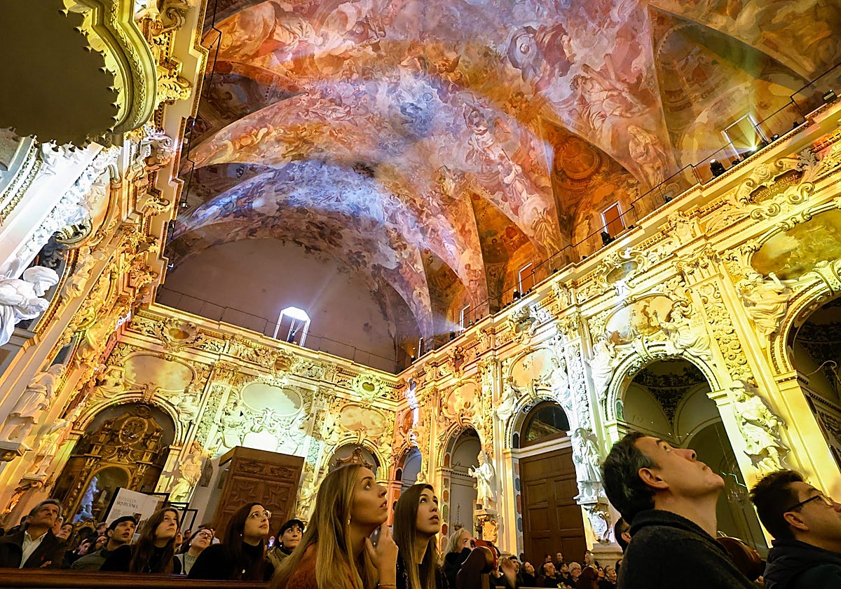 Visitantes admiran este sábado los frescos de Palomino en la bóveda de los Santos Juanes.