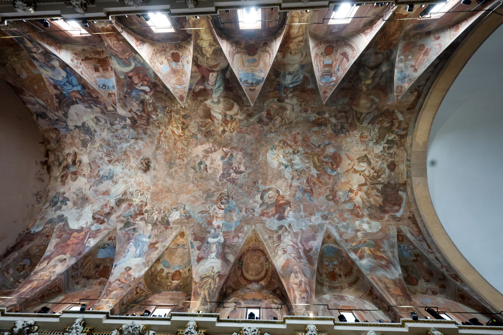 FOTOS | Miles de visitantes se rinden a la historia de los Santos Juanes en Valencia