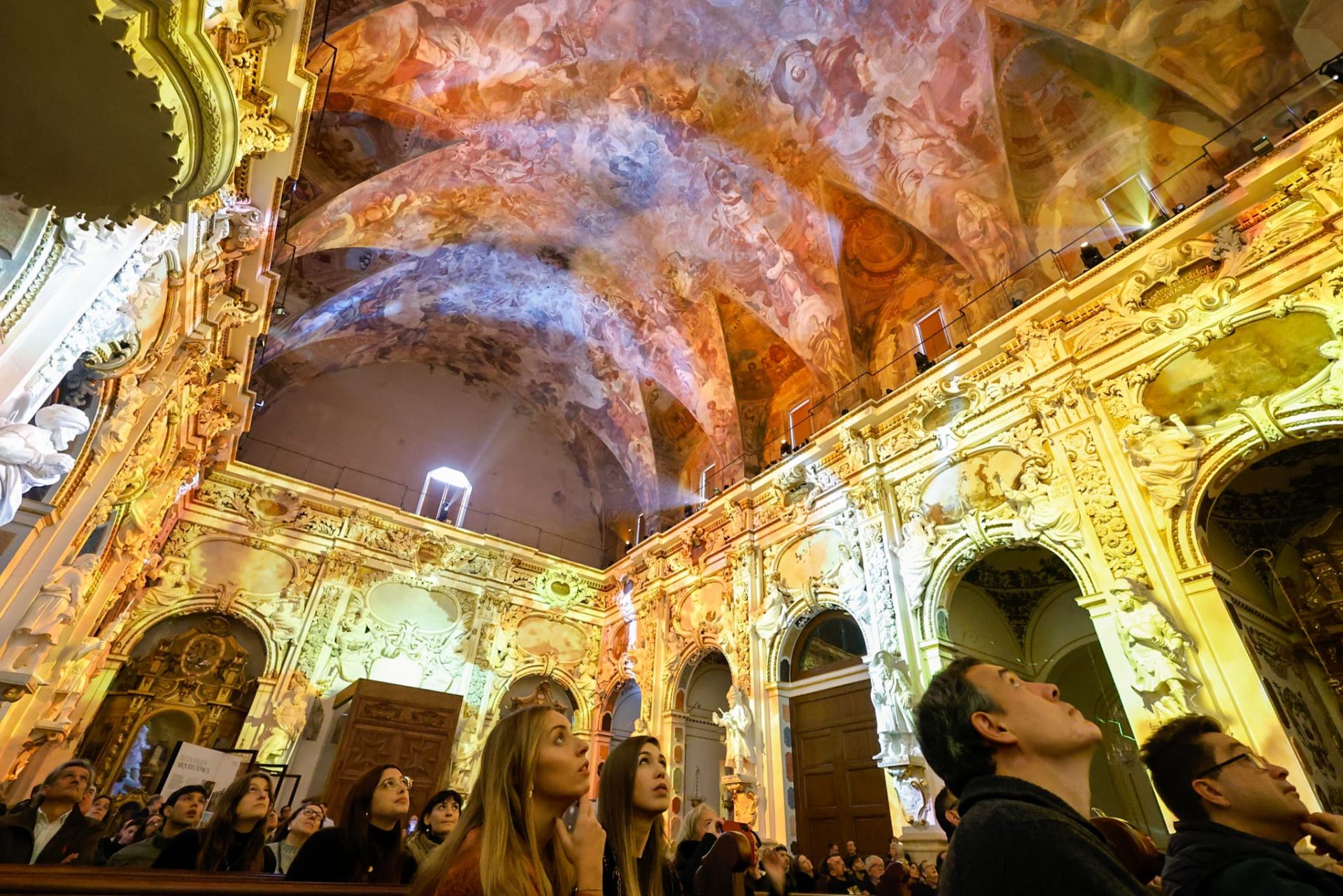 FOTOS | Miles de visitantes se rinden a la historia de los Santos Juanes en Valencia