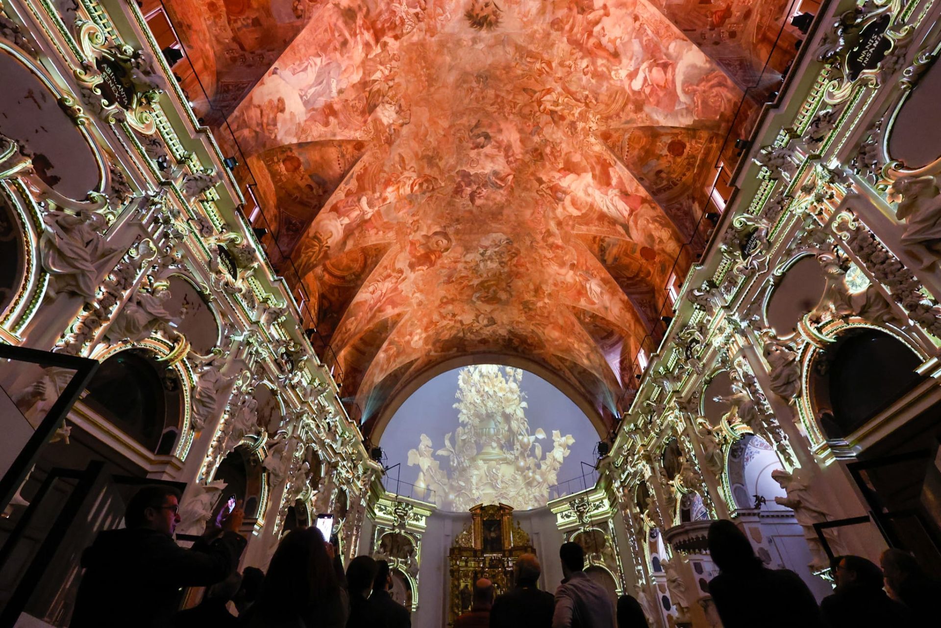 FOTOS | Miles de visitantes se rinden a la historia de los Santos Juanes en Valencia