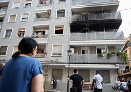 Una mujer contempla los daños a causa de un incendio declarado en Valencia, en una imagen de archivo.