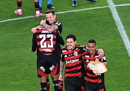 Samuel Lino abraza a Pedro tras el pitido final