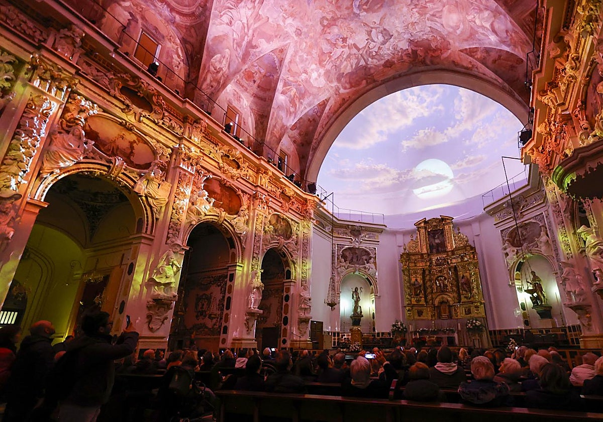 Decenas de visitantes, durante el primer pase al público de 'Barroc'.