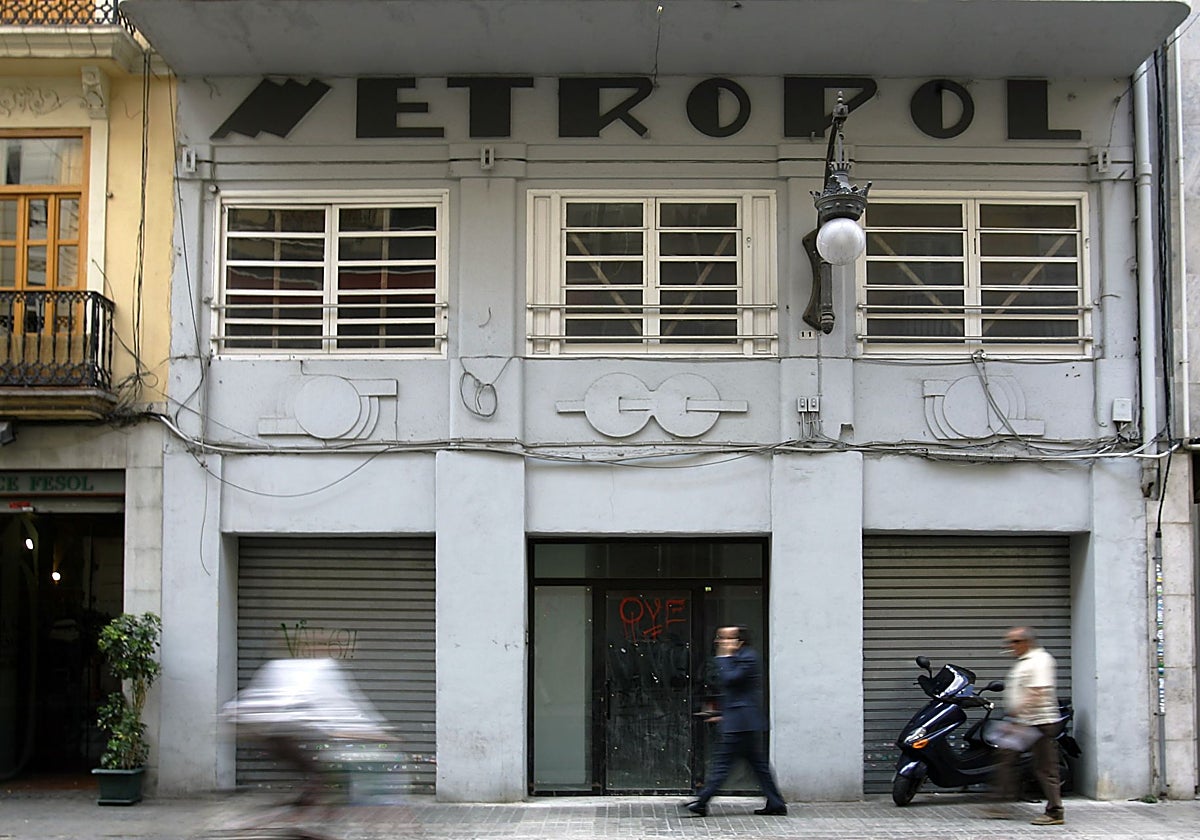 Fachada del antiguo cine Metropol, obra de Javier Goerlich.