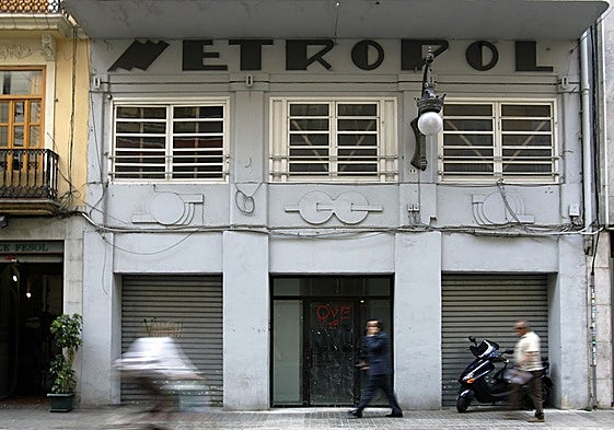 Fachada del antiguo cine Metropol, obra de Javier Goerlich.