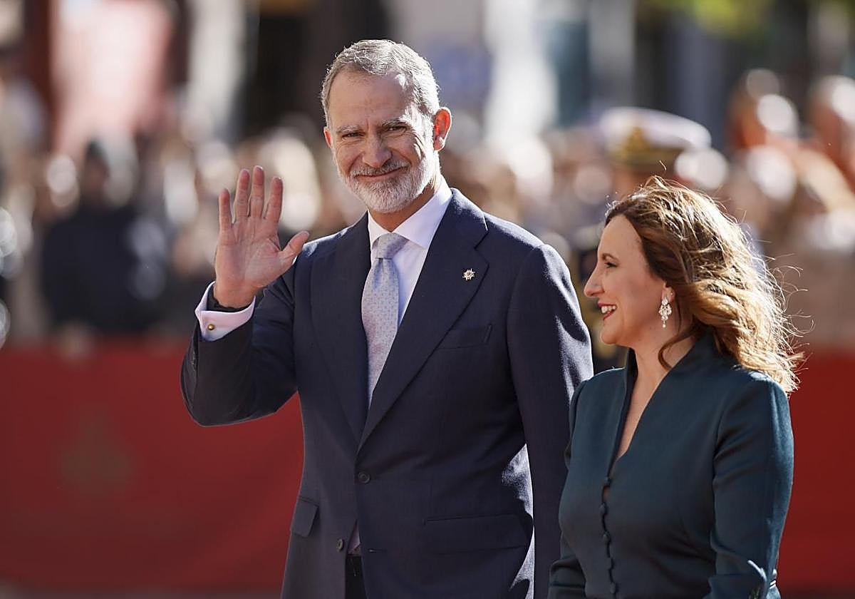 El rey Felipe VI acompañado por la alcaldesa de Valencia, María José Catalá.