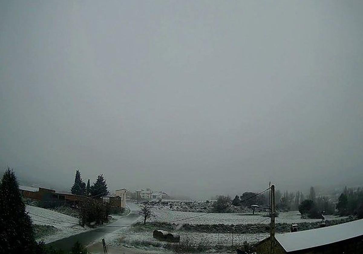 Arroyo Cerezo amanece cubierto de nieve este domingo.