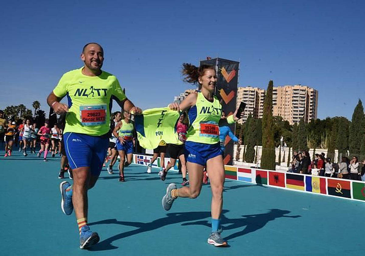 Óscar García, junto a la corredora Natacha López, homenajean a Pepi Plaza.