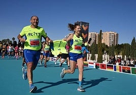 Óscar García, junto a la corredora Natacha López, homenajean a Pepi Plaza.