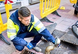 Un operario realiza comprobaciones en la red de agua potable de Valencia.