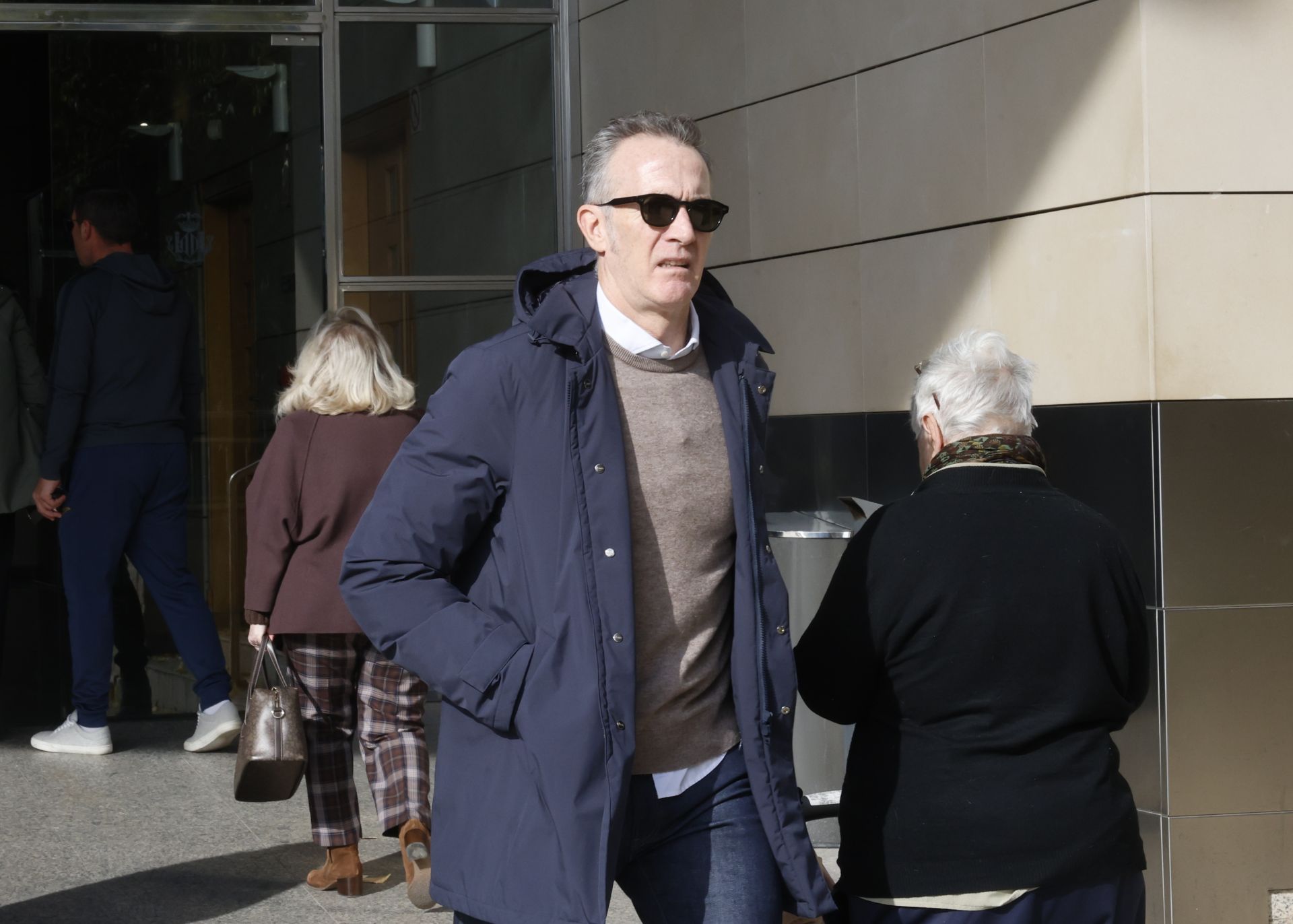 FOTOS | Último adiós a José Luis Olivas en el Tanatorio de Valencia