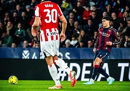 Matturro realiza un pase en el partido contra el Athletic Club.