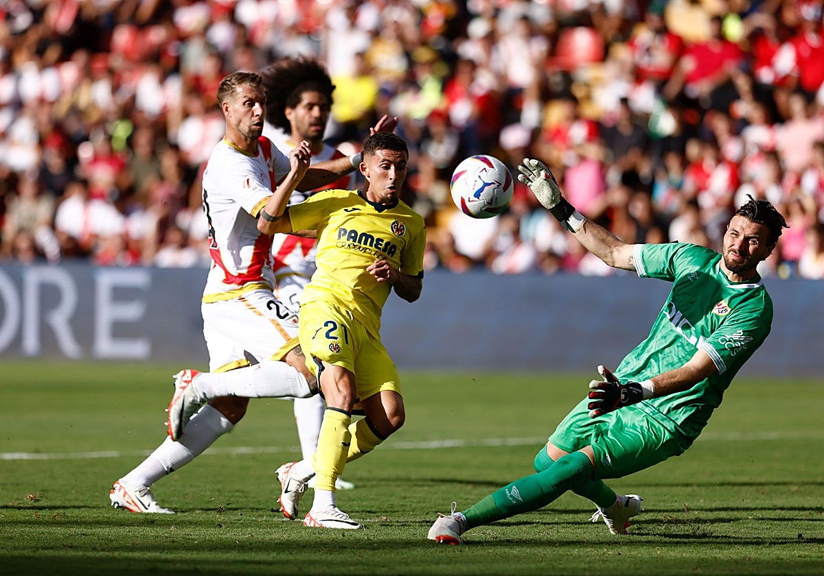 Dimitrievski, con la camiseta del Rayo en un partido contra el Villarreal.