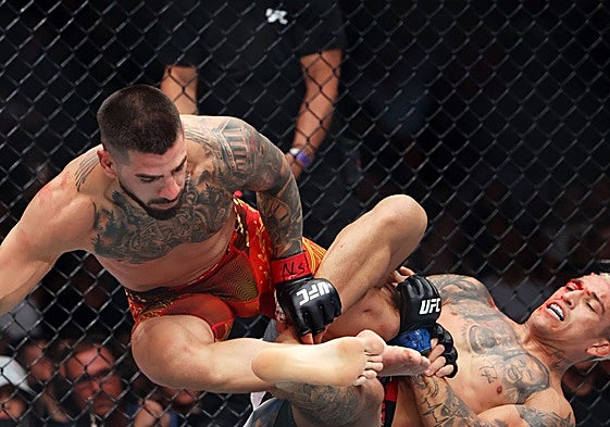 Ilia Topuria en acción contra el brasileño Charles Oliveira.