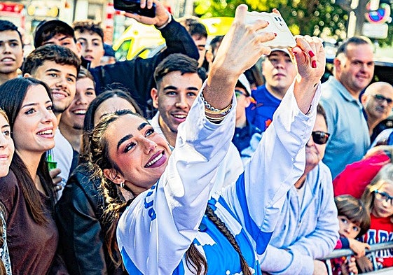 Lola Lolita haciendose un selfi con seguidores