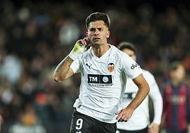 Hugo Duro celebra su gol en el derbi ante el Levante en Mestalla.