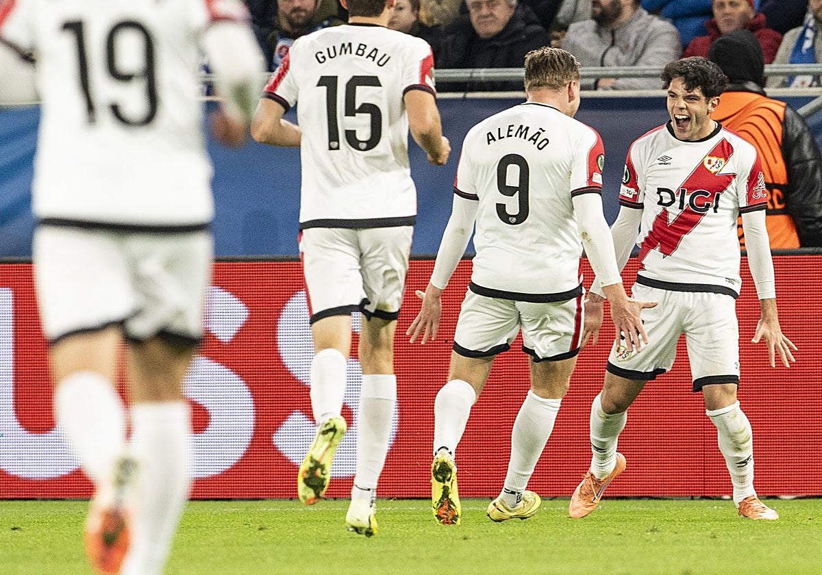 Fran Pérez, durante la celebración de un gol en Conference League.
