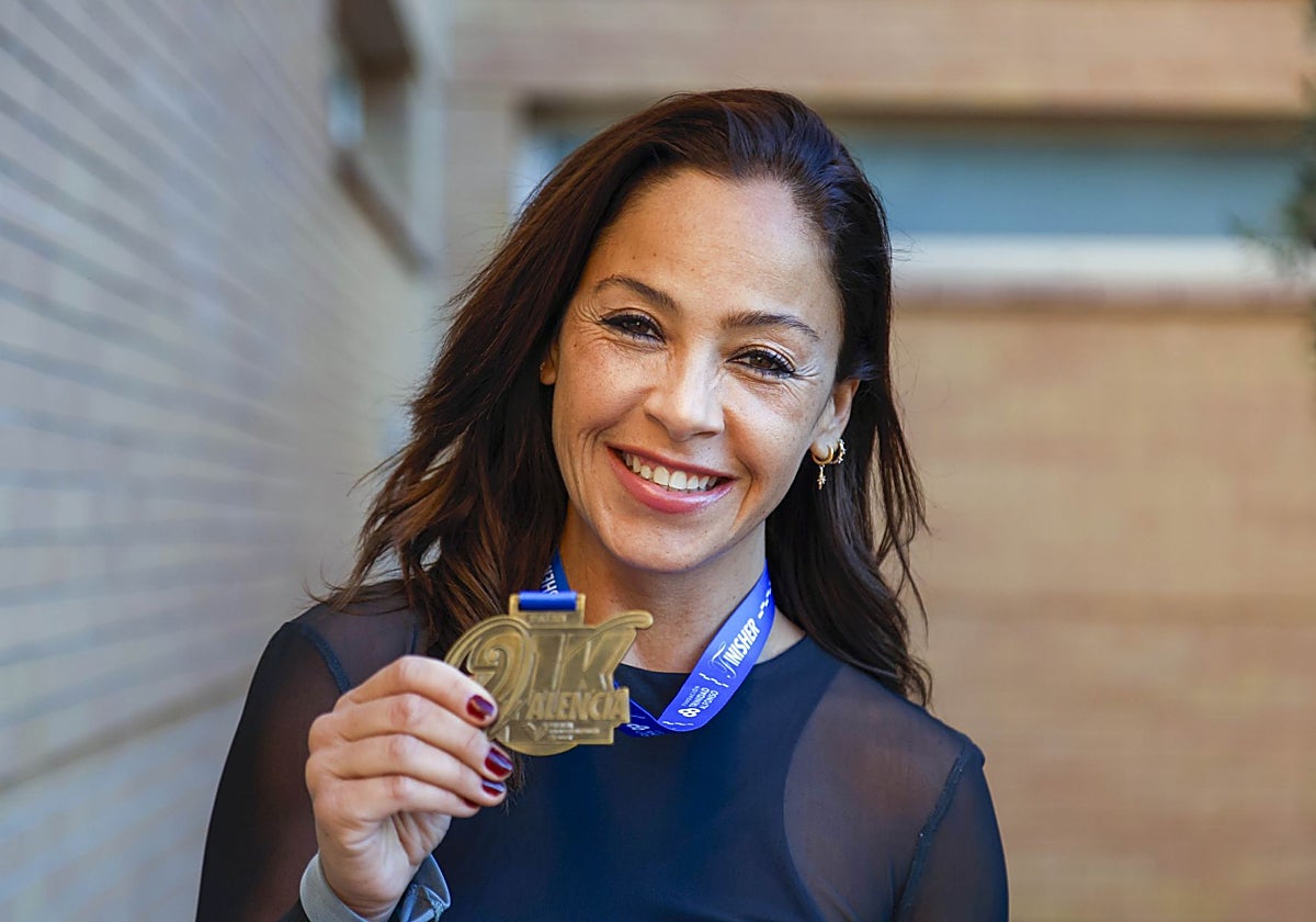 Tatiana Roig posa con su medalla del Medio Maratón Valencia.