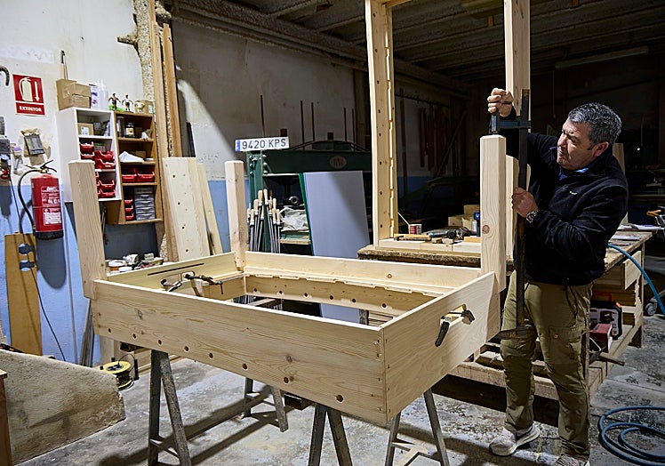 Agustín montando una de las patas del futboín.