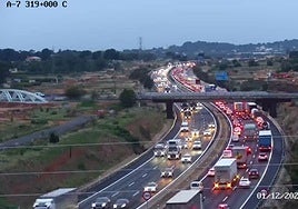 Atascos en la A-7 este lunes 1 de diciembre.