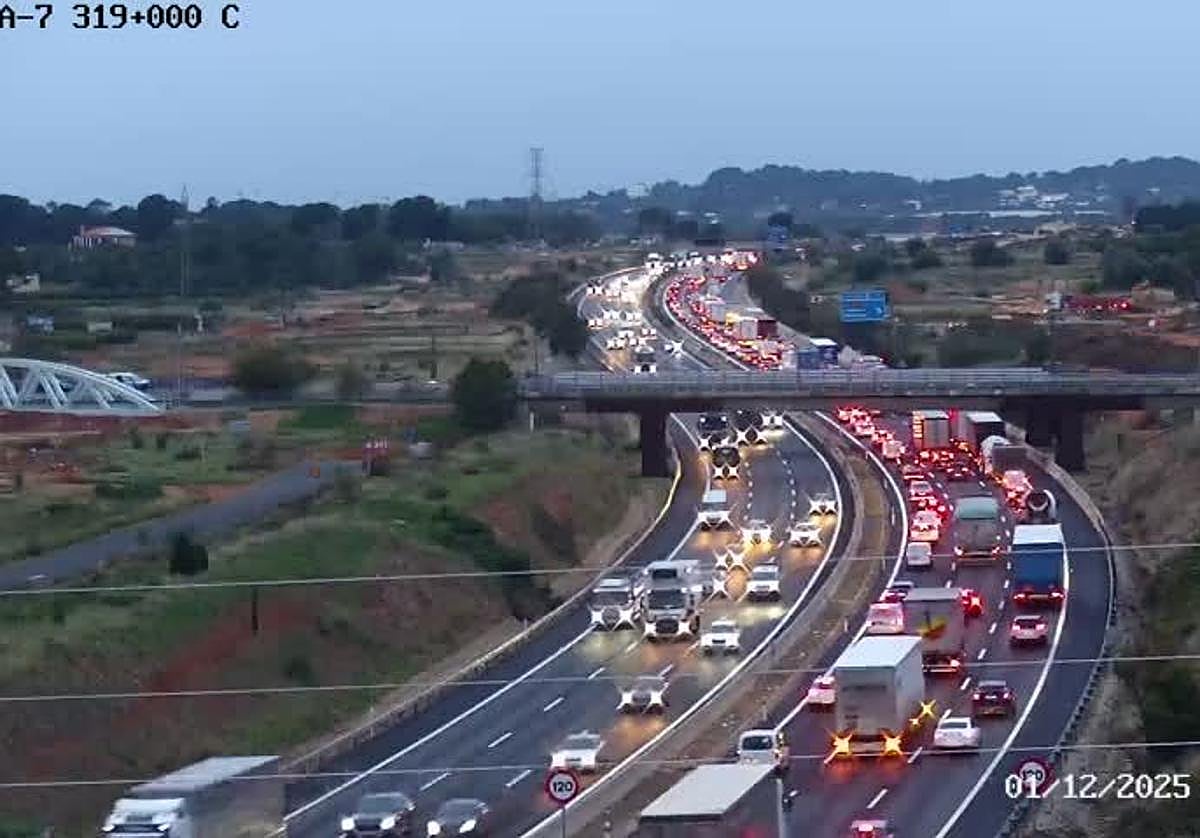 Atascos en la A-7 este lunes 1 de diciembre.