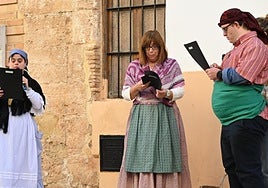 Los participantes de la ruta teatralizada ataviados con las prendas de época.