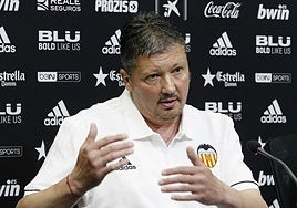 Lubo Penev, en su etapa como entrenador del filial valencianista.