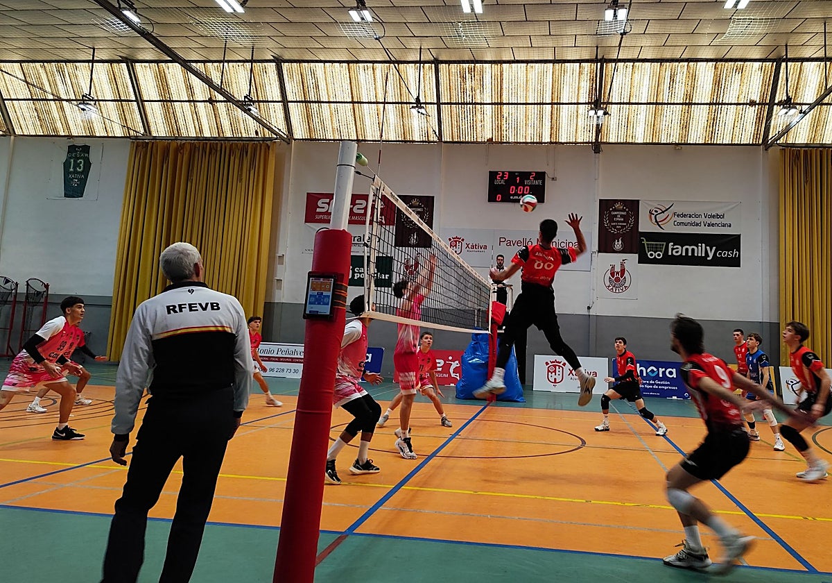 Un jugador remata sobre la red