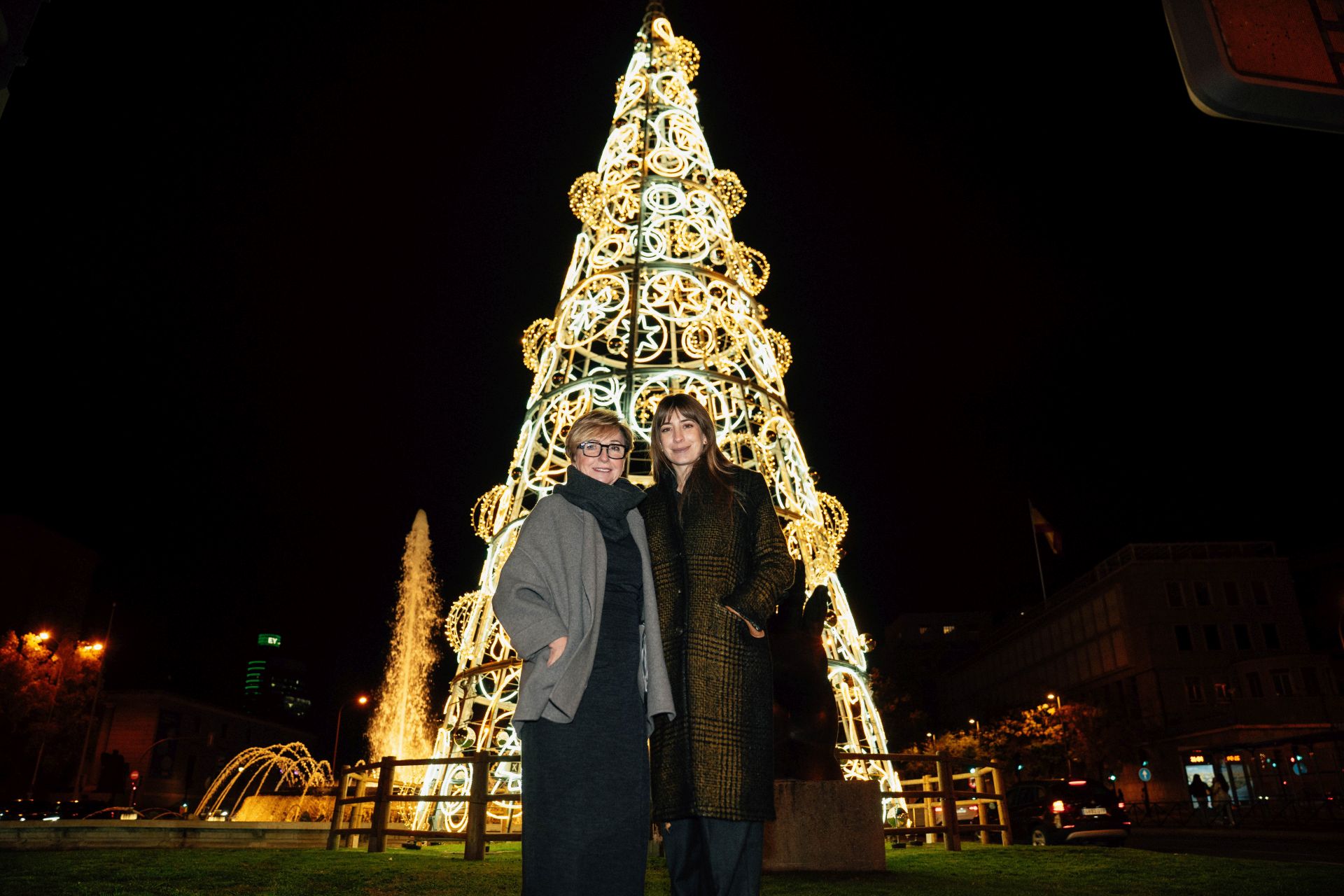 Isabel Sanchis y su hija Paula Maiques junto al árbol que han decorado en Madrid.