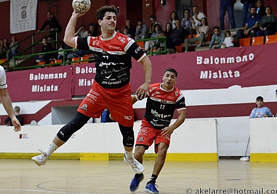 El jugador se prepara para lanzar.