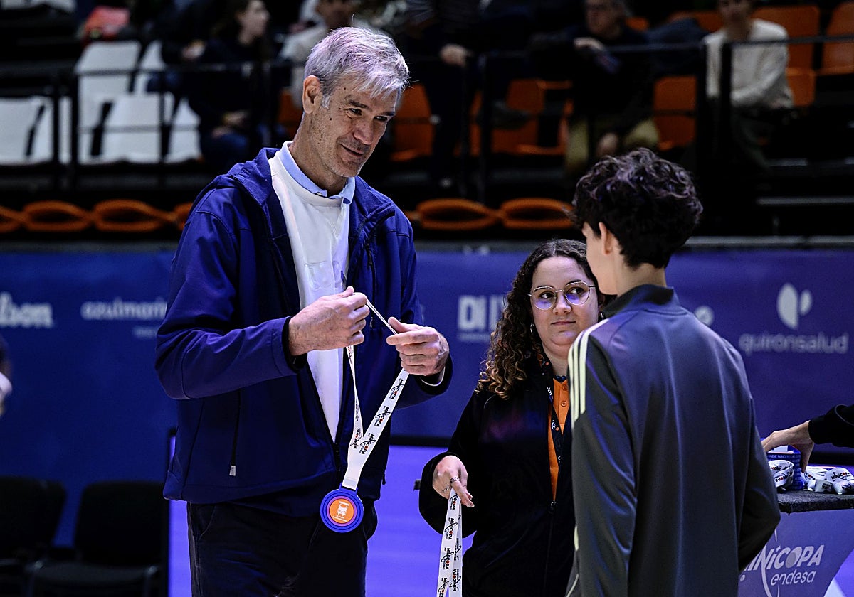 Antonio Martín entrega en la Fonteta la medalla a uno de los participantes de la Minicopa.