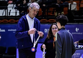 Antonio Martín entrega en la Fonteta la medalla a uno de los participantes de la Minicopa.