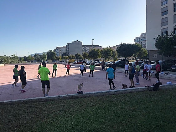 Participantes de la Ruta Sana, calentando antes de iniciar el recorrido.