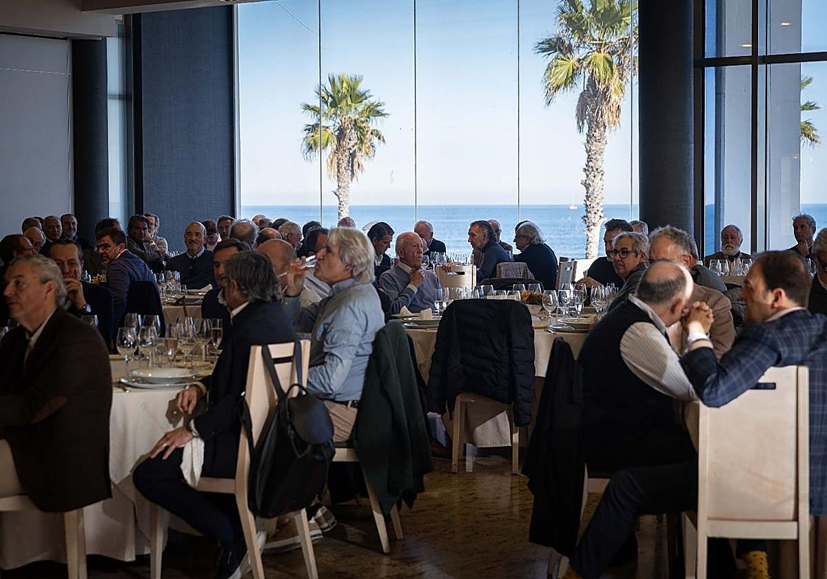 Los asistentes a la comida tradicional de Navidad, el putxero.