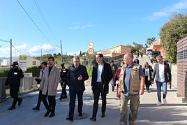 Toni Pérez, con el alcalde de Benitatxell y el diputado de Carreteras.