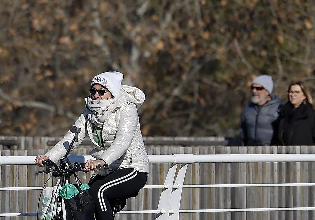 Varias personas se protegen del frío.