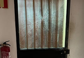 La puerta del cuartel con el cristal fracturado.