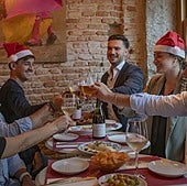 Un grupo de amigos en una comida navideña.