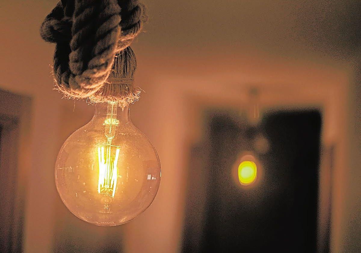 Bombilla encendida en imagen de archivo