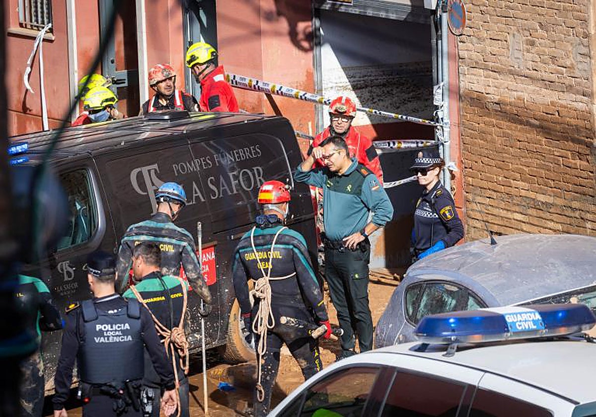 Cuerpos y fuerzas de seguridad del Estado, durante la recogida de un cadáver tras la dana.