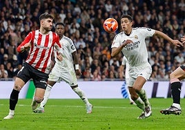 Jude Bellingham disputa un balón a Unai Núñez en un partido en el Santiago Bernabéu.