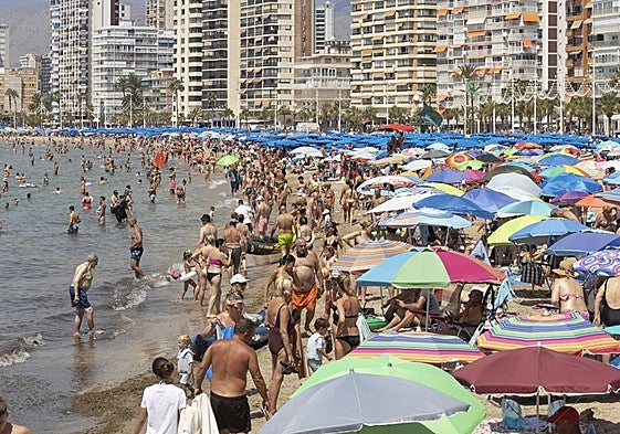 Una de las playas de Benidorm llenas durante el verano.