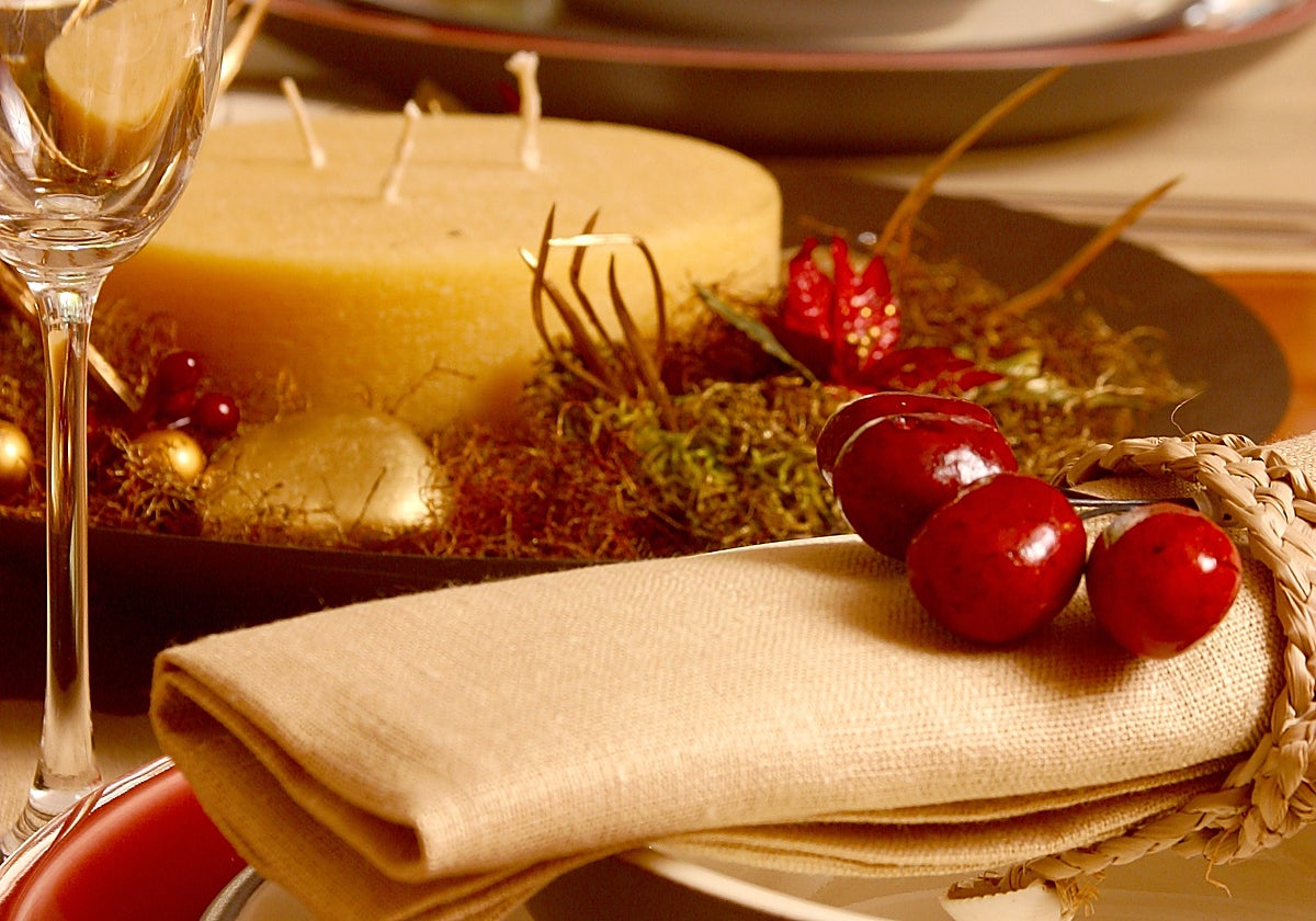 Mesa adornada para celebrar la Navidad.