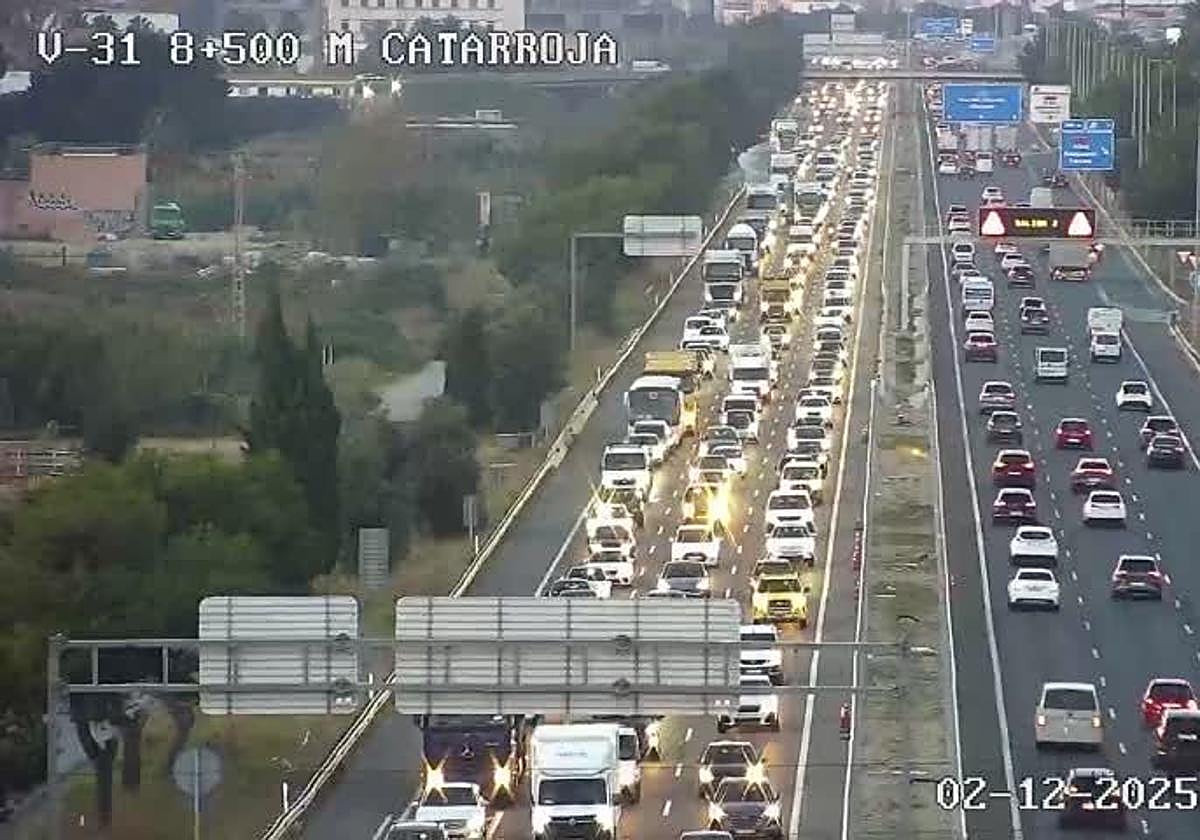 Atascos en la V-31 este martes, 2 de diciembre.