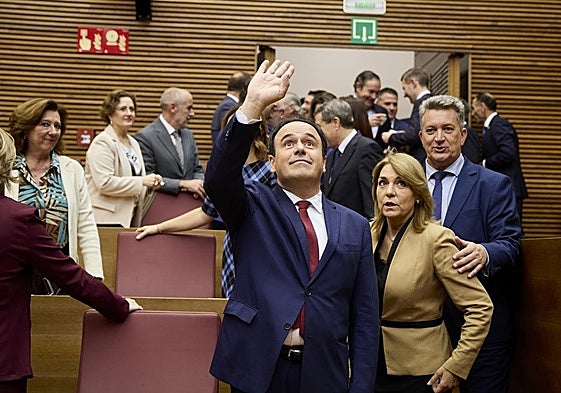 Pérez Llorca saluda en Les Corts.