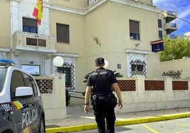 Un policía nacional junto a la comisaría de Dénia.