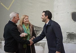 El alcalde Sagredo felicita a una de las parejas.