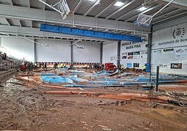 Interior del pabellón polideportivo tras la dana.
